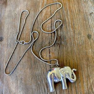 💍ELEPHANT LONG NECKLACE in a silver color. Good pre-owned condition.
